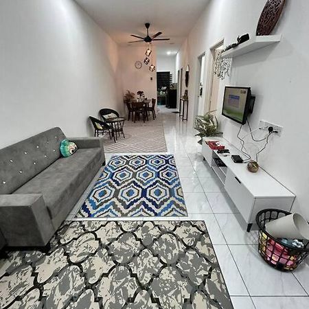 Zh Homestay Teluk Batik Lumut Exterior foto