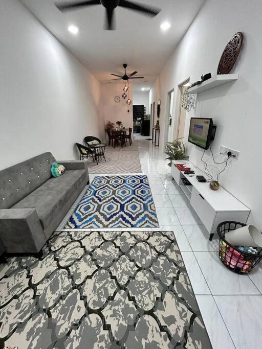 Zh Homestay Teluk Batik Lumut Exterior foto